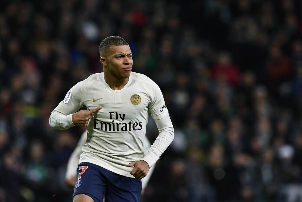 危险！多名男子在一高崖间横跳拍视频，裂缝宽近3米、深10余米，山东一地回应：系野山，无专人管护